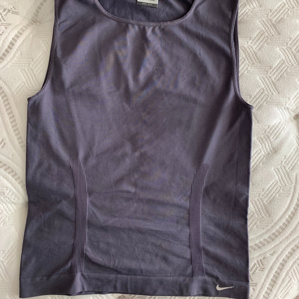 NIKE DRI FIT SEAMLESS SANS COUTURE ATHLETICS SHIRT